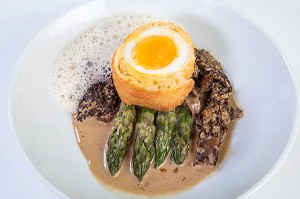 OEUF EN BRIOCHE AUX ASPERGES VERTES ET MORILLES, RECETTE DU CHEF ETOILE LAURENT CLEMENT, ATELIER DE CUISINE DU COURS GABRIEL, MARCHE DE SAISON, CHARTRES (28), FRANCE