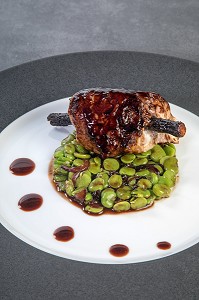 LOTTE EN BROCHE DE REGLISSE, RECETTE DU CHEF ETOILE LAURENT CLEMENT, ATELIER DE CUISINE DU COURS GABRIEL, MARCHE DE SAISON, CHARTRES (28), FRANCE