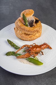 BOUCHEE A LA REINE AUX MORILLES ET ECREVISSES, RECETTE DU CHEF ETOILE LAURENT CLEMENT, ATELIER DE CUISINE DU COURS GABRIEL, MARCHE DE SAISON, CHARTRES (28), FRANCE 