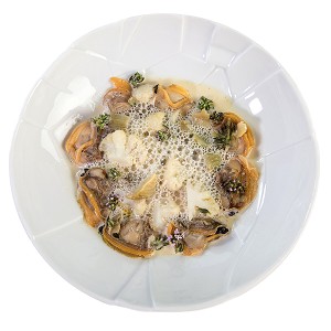 SOUPE DE PALOURDES AU THYM, CHOU-FLEUR ET ARTICHAUTS, RECETTE DU CHEF ETOILE LAURENT CLEMENT, ATELIER DE CUISINE DU COURS GABRIEL, MARCHE DE SAISON, CHARTRES (28), FRANCE 