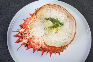 VELOUTE D’ARAIGNEE DE MER, SALADE TIEDE AU FENOUIL, RECETTE DU CHEF ETOILE LAURENT CLEMENT, ATELIER DE CUISINE DU COURS GABRIEL, MARCHE DE SAISON, CHARTRES (28), FRANCE 