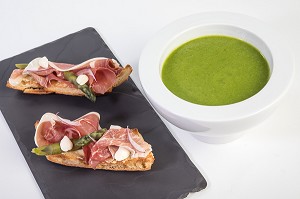 VELOUTE D’ASPERGES VERTES, TARTINE DE JAMBON, RECETTE DU CHEF ETOILE LAURENT CLEMENT, ATELIER DE CUISINE DU COURS GABRIEL, MARCHE DE SAISON, CHARTRES (28), FRANCE 