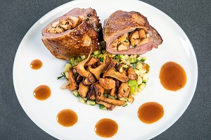 FILET DE CANETTE, GIROLLES ENTRE CHAIR ET PEAU, RECETTE DU CHEF ETOILE LAURENT CLEMENT, ATELIER DE CUISINE DU COURS GABRIEL, MARCHE DE SAISON, CHARTRES (28), FRANCE 