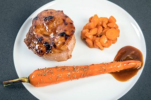 QUASI DE VEAU AUX CAROTTES ET CUMIN, RECETTE DU CHEF ETOILE LAURENT CLEMENT, ATELIER DE CUISINE DU COURS GABRIEL, MARCHE DE SAISON, CHARTRES (28), FRANCE 