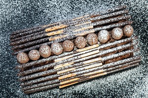 BUCHE AUX MIKADOS ET MALTESERS, RECETTE DU CHEF ETOILE LAURENT CLEMENT, ATELIER DE CUISINE DU COURS GABRIEL, MARCHE DE SAISON, CHARTRES (28), FRANCE 