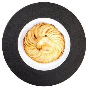 TARTE FINE AUX POMMES ET CALVADOS, RECETTE DU CHEF ETOILE LAURENT CLEMENT, ATELIER DE CUISINE DU COURS GABRIEL, MARCHE DE SAISON, CHARTRES (28), FRANCE 