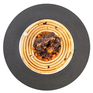 QUEUE DE BOEUF SAUCE CHINON, RECETTE DU CHEF ETOILE LAURENT CLEMENT, ATELIER DE CUISINE DU COURS GABRIEL, MARCHE DE SAISON, CHARTRES (28), FRANCE