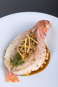 ROUGET AUX COCOS DE PAIMPOL, RECETTE DU CHEF ETOILE LAURENT CLEMENT, ATELIER DE CUISINE DU COURS GABRIEL, MARCHE DE SAISON, CHARTRES (28), FRANCE