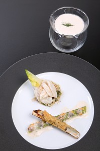 VARIATION AUTOUR DE LA SOLE ET DU COQUILLAGE, RECETTE DU CHEF ETOILE LAURENT CLEMENT, ATELIER DE CUISINE DU COURS GABRIEL, MARCHE DE SAISON, CHARTRES (28), FRANCE