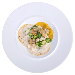 RAVIOLES DE PERSIL AUX PALOURDES ET LEGUMES D’HIVER, RECETTE DU CHEF ETOILE LAURENT CLEMENT, ATELIER DE CUISINE DU COURS GABRIEL, MARCHE DE SAISON, CHARTRES (28), FRANCE 