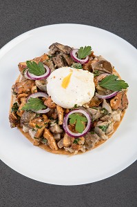 TARTE DE CHAMPIGNONS SAUVAGES ET OEUF MOLLET MEUNIERE, RECETTE DU CHEF ETOILE LAURENT CLEMENT, ATELIER DE CUISINE DU COURS GABRIEL, MARCHE DE SAISON, CHARTRES (28), FRANCE 