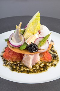 SALADE NICOISE EN SUPERPOSITION, RECETTE DU CHEF ETOILE LAURENT CLEMENT, ATELIER DE CUISINE DU COURS GABRIEL, MARCHE DE SAISON, CHARTRES (28), FRANCE 