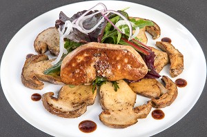 SALADE DE CEPES ET FOIE GRAS, RECETTE DU CHEF ETOILE LAURENT CLEMENT, ATELIER DE CUISINE DU COURS GABRIEL, MARCHE DE SAISON, CHARTRES (28), FRANCE 