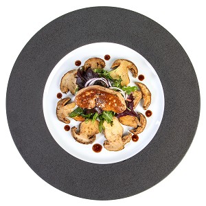 SALADE DE CEPES ET FOIE GRAS, RECETTE DU CHEF ETOILE LAURENT CLEMENT, ATELIER DE CUISINE DU COURS GABRIEL, MARCHE DE SAISON, CHARTRES (28), FRANCE 