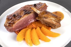 CANARD A L’ORANGE, RECETTE DU CHEF ETOILE LAURENT CLEMENT, ATELIER DE CUISINE DU COURS GABRIEL, MARCHE DE SAISON, CHARTRES (28), FRANCE 