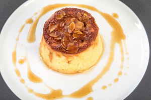 CHARLOTTE TIEDE AUX POIRES, RECETTE DU CHEF ETOILE LAURENT CLEMENT, ATELIER DE CUISINE DU COURS GABRIEL, MARCHE DE SAISON, CHARTRES (28), FRANCE 