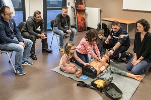 MASSAGE CARDIAQUE, INITIATION AUX GESTES DE PREMIERS SECOURS POUR LES CIVILS (ADULTES ET ENFANTS) AVEC LE SERGENT MAXIME PERNET AU CENTRE DE SECOURS, COMPAGNIE DES SAPEURS-POMPIERS DE BAYEUX (14), FRANCE 
