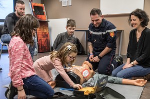 UTILISATION DU DEFIBRILLATEUR SEMI AUTOMATIQUE, INITIATION AUX GESTES DE PREMIERS SECOURS POUR LES CIVILS (ADULTES ET ENFANTS) AVEC LE SERGENT MAXIME PERNET AU CENTRE DE SECOURS, COMPAGNIE DES SAPEURS-POMPIERS DE BAYEUX (14), FRANCE 