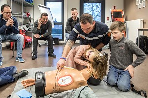 INITIATION AUX GESTES DE PREMIERS SECOURS POUR LES CIVILS (ADULTES ET ENFANTS) AVEC LE SERGENT MAXIME PERNET AU CENTRE DE SECOURS, COMPAGNIE DES SAPEURS-POMPIERS DE BAYEUX (14), FRANCE 