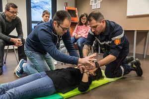 MISE EN POSITION LATERALE DE SECURITE, INITIATION AUX GESTES DE PREMIERS SECOURS POUR LES CIVILS (ADULTES ET ENFANTS) AVEC LE SERGENT MAXIME PERNET AU CENTRE DE SECOURS, COMPAGNIE DES SAPEURS-POMPIERS DE BAYEUX (14), FRANCE 