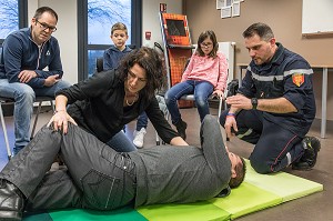 MISE EN POSITION LATERALE DE SECURITE, INITIATION AUX GESTES DE PREMIERS SECOURS POUR LES CIVILS (ADULTES ET ENFANTS) AVEC LE SERGENT MAXIME PERNET AU CENTRE DE SECOURS, COMPAGNIE DES SAPEURS-POMPIERS DE BAYEUX (14), FRANCE 