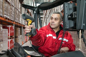 PISTOLET CODE-BARRE POUR LA PREPARATION DES COMMANDES, SOCIETE XPO LOGISTICS EUROPE, PLATEFORME LOGISTIQUE DE POUPRY (28), FRANCE 