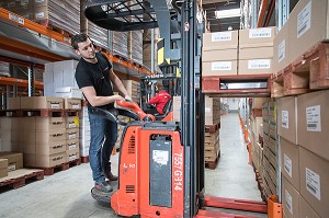 PREPARATION DE COMMANDES AVEC LE CHARIOT DE TRANSPORT DE MARCHANDISES, POUR LES COMMANDES SOCIETE XPO LOGISTICS EUROPE, PLATEFORME LOGISTIQUE DE POUPRY (28), FRANCE 