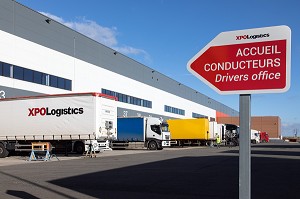 ACCUEIL DES CONDUCTEURS DEVANT LES QUAIS DE CHARGEMENT, SOCIETE XPO LOGISTICS EUROPE, PLATEFORME LOGISTIQUE DE POUPRY (28), FRANCE 