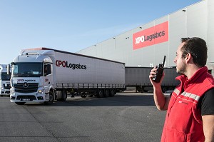 GUIDAGE DU CAMION VERS SON QUAI DE CHARGEMENT, SOCIETE XPO LOGISTICS EUROPE, PLATEFORME LOGISTIQUE DE POUPRY (28), FRANCE 