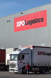 GUIDAGE DU CAMION VERS SON QUAI DE CHARGEMENT, SOCIETE XPO LOGISTICS EUROPE, PLATEFORME LOGISTIQUE DE POUPRY (28), FRANCE 