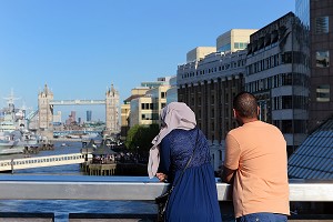 COUPLE SUR LA TAMISE DEVANT LE TOWER BRIDGE, LONDRES, GRANDE-BRETAGNE, EUROPE 