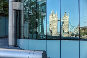 REFLET DU TOWER BRIDGE SUR UN IMMEUBLE MODERNE, LONDRES, GRANDE-BRETAGNE, EUROPE 