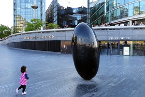 ARRET COMPLET SLIPSTREAM SCULPTURE DE FIONA BANNER, MORE LONDON RIVERSIDE, THIRD SPACE, LONDRES, GRANDE-BRETAGNE, EUROPE 