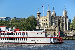 BATEAU DE CROISIERE DIXIE QUEEN DEVANT LE CHATEAU FORT LA TOUR DE LONDRES, LONDRES, GRANDE-BRETAGNE, EUROPE 