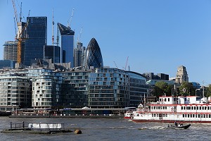 PASSAGE D'UN BATEAU DE CROISIERE DIXIE QUEEN DEVANT LE QUARTIER D'AFFAIRES, LONDRES, GRANDE-BRETAGNE, EUROPE 