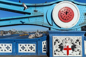 DETAIL DU TOWER BRIDGE AVEC DES PIGEONS ET VUE SUR LA TAMISE, LONDRES, GRANDE-BRETAGNE, EUROPE 