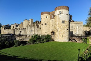 VUE SUR LES TOURS DU CHATEAU FORT, LA TOUR DE LONDRES, LONDRES, GRANDE-BRETAGNE, EUROPE 