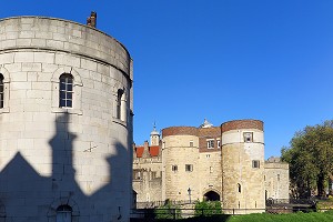 VUE SUR LES TOURS DU CHATEAU FORT, LA TOUR DE LONDRES, LONDRES, GRANDE-BRETAGNE, EUROPE 