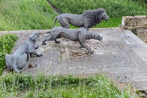 SCULPTURES EN GRILLAGE, FOSSE AUX LIONS DE KENDRA HASTE, FOSSE DE LA TOUR DE LONDRES, LONDRES, GRANDE-BRETAGNE, EUROPE 