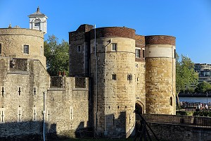 VUE SUR LES TOURS DU CHATEAU FORT, LA TOUR DE LONDRES, LONDRES, GRANDE-BRETAGNE, EUROPE 