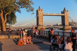 GROUPE DE PERSONNES AU BORD DE LA TAMISE DEVANT TOWER BRIDGE, LONDRES, GRANDE-BRETAGNE, EUROPE 