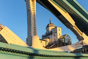 DETAILS DU PONT TOWER BRIDGE AVEC VUE SUR LE QUARTIER DES DOCKS, LONDRES, GRANDE-BRETAGNE, EUROPE 