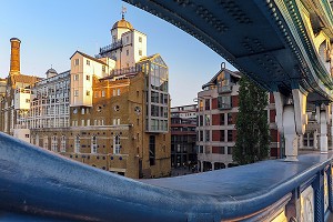 DETAILS DU PONT TOWER BRIDGE AVEC VUE SUR LE QUARTIER DES DOCKS, LONDRES, GRANDE-BRETAGNE, EUROPE 