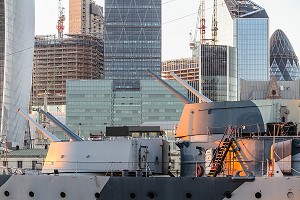 DETAIL CANON DU HMS BELFAST DEVANT LE QUARTIER D'AFFAIRES, LONDRES, GRANDE-BRETAGNE, EUROPE 