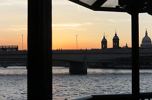 COUCHER DE SOLEIL AVEC LA CATHEDRALE SAINT PAUL, SUR LA TAMISE, LONDRES, GRANDE-BRETAGNE, EUROPE 
