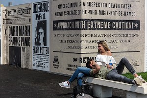 COUPLE DEVANT LES STUDIO TOUR LONDON, THE MAKING OF HARRY POTTER, WARNER BROS, LEAVESDEN, ROYAUME UNI 