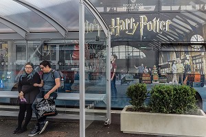 COUPLE DEVANT L'ARRET DE BUS DU STUDIO TOUR LONDON, THE MAKING OF HARRY POTTER, WARNER BROS, LEAVESDEN, ROYAUME UNI 