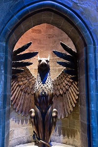 STATUE DE PHOENIX A L'ENTREE DU BUREAU DE DUMBLEDORE, STUDIO TOUR LONDON, THE MAKING OF HARRY POTTER, WARNER BROS, LEAVESDEN, ROYAUME UNI 