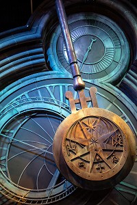 DETAIL DE L'HORLOGE A PENDULE DE POUDLARD, STUDIO TOUR LONDON, THE MAKING OF HARRY POTTER, WARNER BROS, LEAVESDEN, ROYAUME UNI 