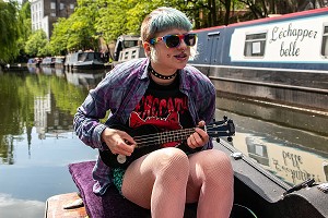 CHANTEUSE ET BALADE EN BARQUE SUR LE REGENT'S CANAL, LONDRES, GRANDE-BRETAGNE, EUROPE 